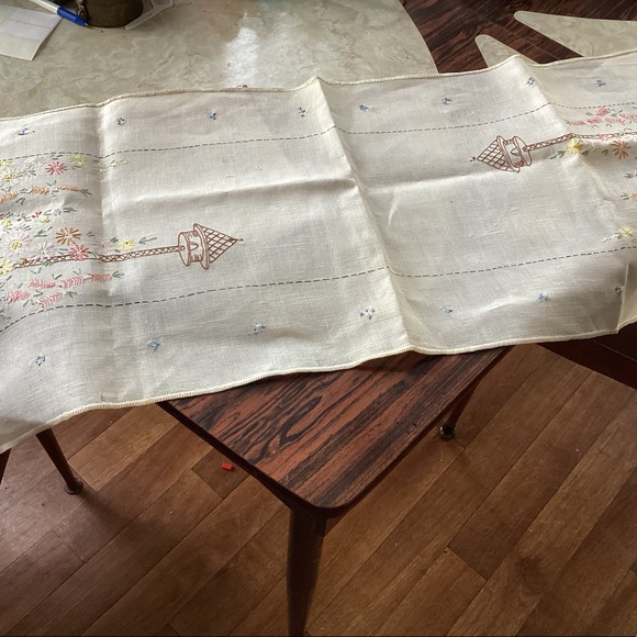 Table runner - Picture 3 of 3